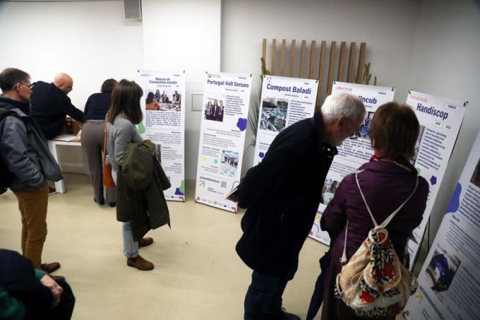A la faveur d'une pause entre les master-classes et la conférence, le public a pu découvrir des initiatives d'innovation sociale présentées sous forme d'affiches..